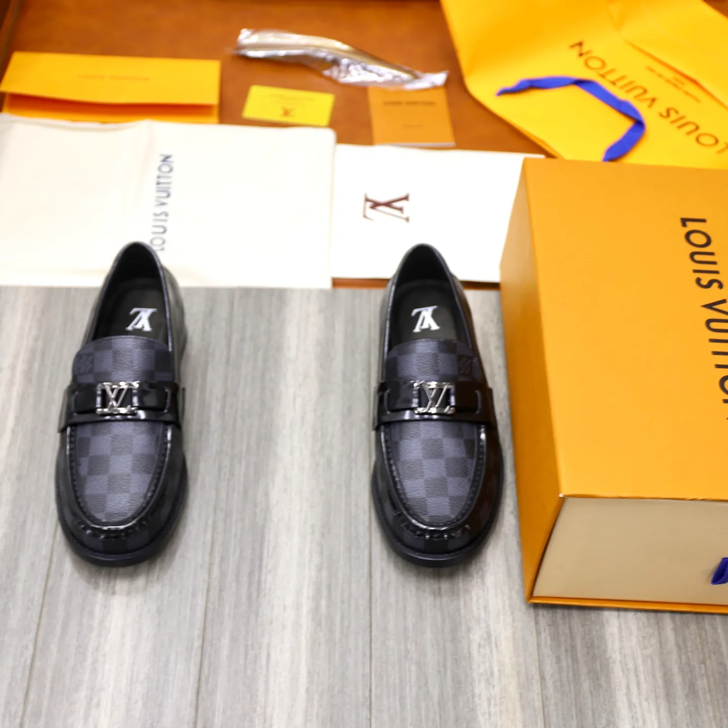 Men's shoes 💰: 💰900LV Louis Vuitton slip-on loafers, top quality products produced in Dongguan, ready for sale! This LV Glove loafer is made of selected soft cowhide, with a slightly wrinkled leather surface and a very high-end texture. Each pair is unique. The leather surface is light and soft, with a fine texture and good luster. It is a classic loafer style, with exquisite handmade mark stitching on the toe, and a square toe configuration to highlight the classic style. The horizontal band has hot-printed LV three-dimensional letters, semi-solid handcrafts and a genuine leather outsole, and a rubber patch on the heel to create wear-resistant performance and comfort. One of the must-have loafers for men! Comes with full original packaging! Code number: 38-39-40-41-42-43-44 (38, 45, 46 customized) standard leather shoe code